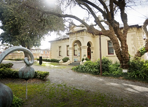 Photograph showing front entrance to Stonnington History Centre